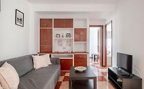 Apartment With Work/Study Room Close To Old Town